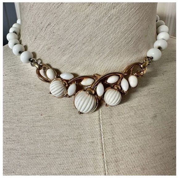 Tirfarivintage Alfred Philipe white and gold tone necklace